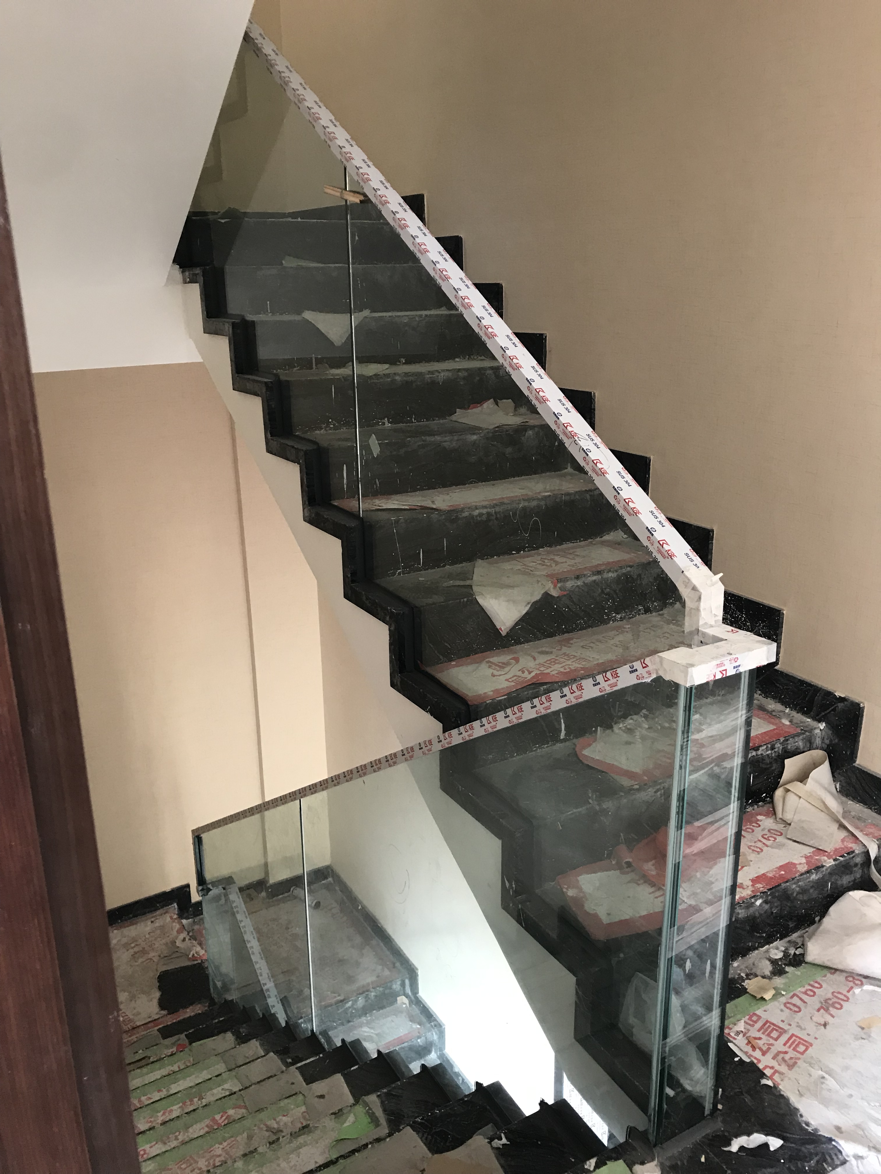 龍基雅墅61號(hào)：不銹鋼門(mén)